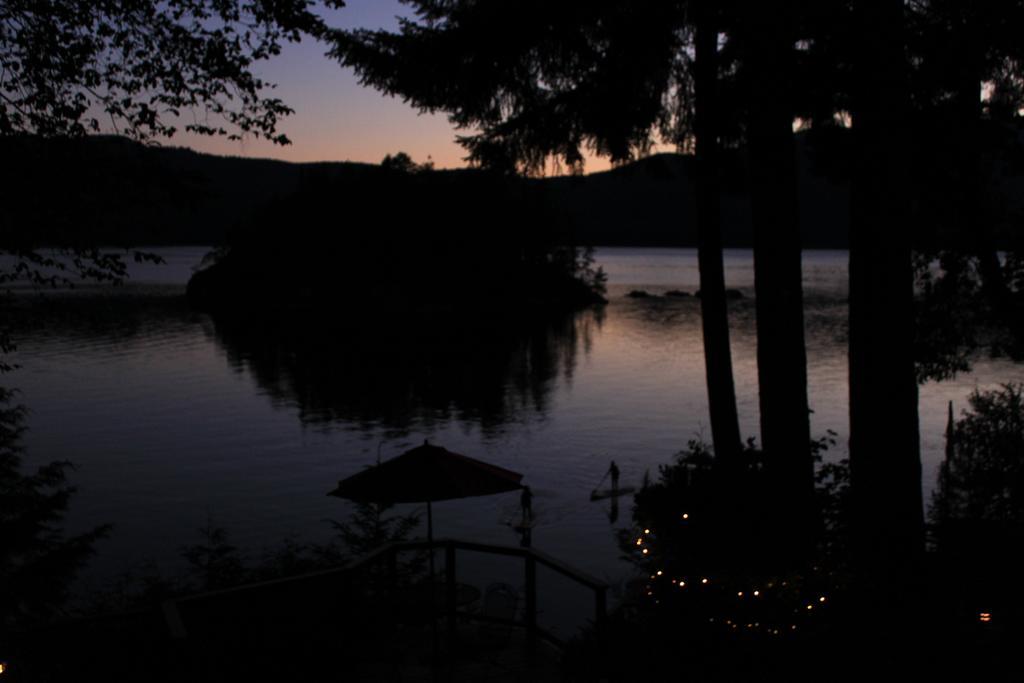 Tranquility Bay Waterfront Inn Sechelt Exterior photo