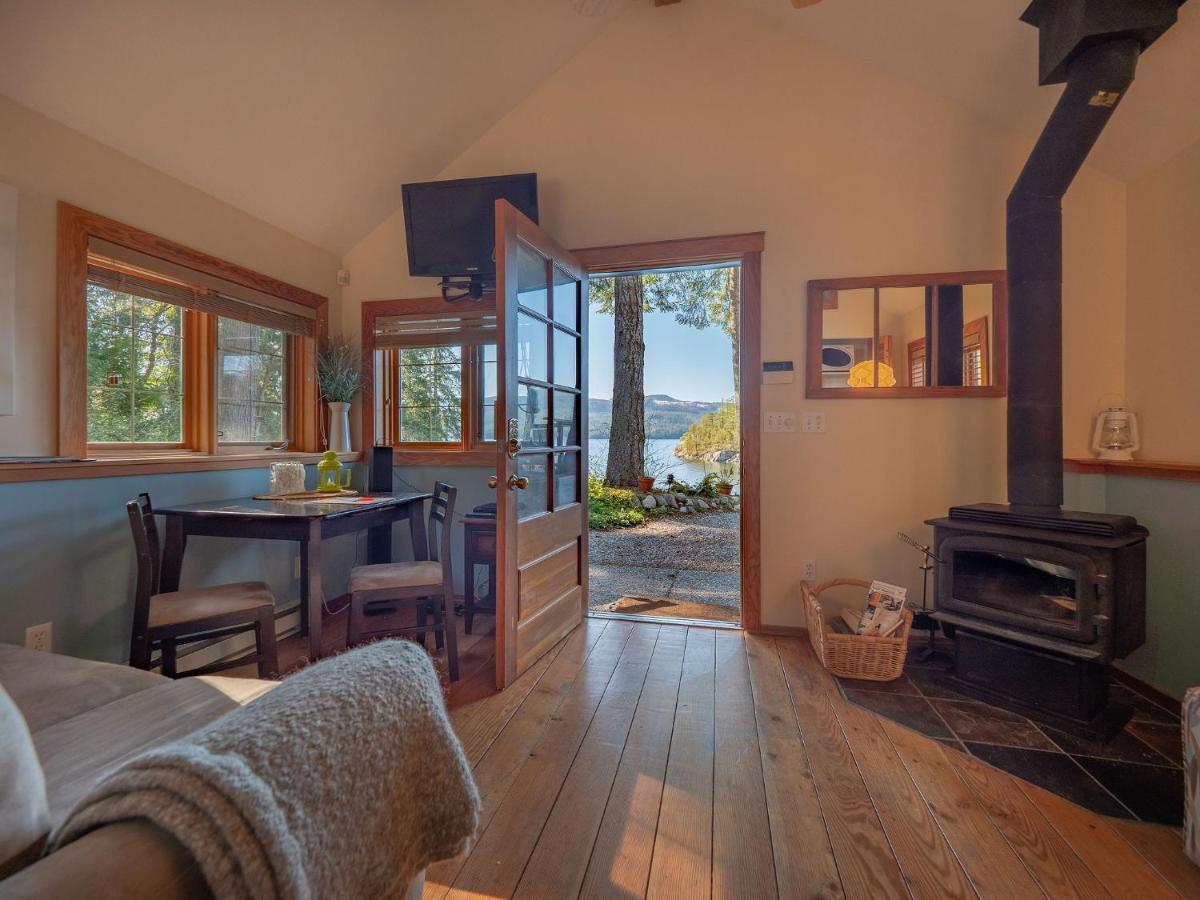 Tranquility Bay Waterfront Inn Sechelt Exterior photo